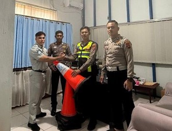 Perkuat Pengamanan dan Keselamatan Lalu Lintas, Jasa Raharja Cabang Solok Serahkan Traffic Cone ke Polres Dharmasraya